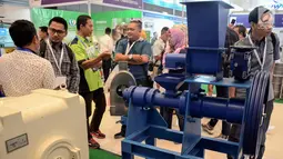 Pengunjung melihat salah satu stan pameran Indo Livestock Expo & Forum 2019 di Surabaya, Jawa Timur, Rabu (3/7/2019). Pameran yang berlangsung tanggal 3 - 5 Juli 2019 menampilkan Industri peternakan hewan, pakan ternak dan perikanan yang diikuti 250 peserta dari 25 negara. (Liputan6.com/HO/Iwan)