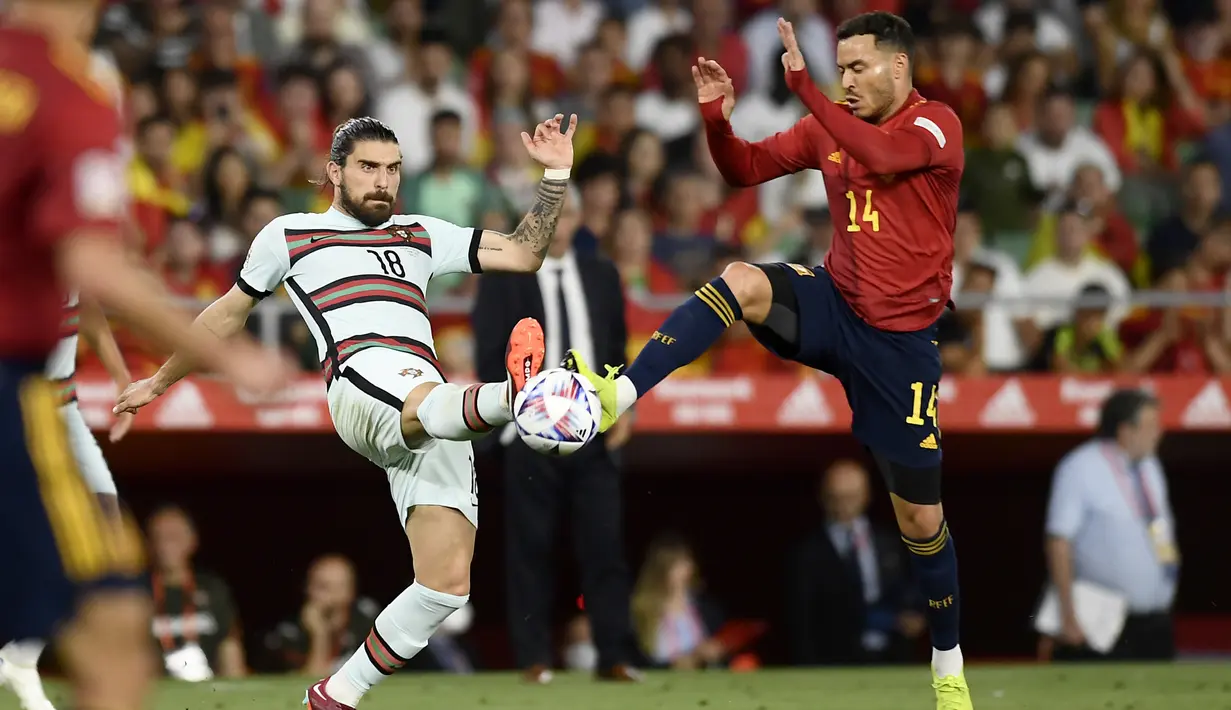 <p>Gelandang Portugal, Ruben Neves berebut bola dengan pemain Spanyol, Raul de Tomas pada pertandinga perdana Grup B Nations League 2022 di Stadion Benito Villamarin, di Seville, Spanyol, Jumat (3/6/2022). Spanyol bermain imbang dengan Portugal 1-1. (AP Photo/Jose Breton)</p>