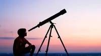 Ilustrasi penelitian dengan teleskop. (iStockphoto)