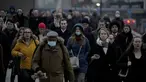 Pekerja berjalan di atas Jembatan London menuju distrik keuangan Kota London selama jam sibuk pagi hari, di London, Senin (24/1/2022). Pemerintah Inggris telah meminta orang-orang untuk kembali bekerja di kantor mulai Senin karena mereka melonggarkan pembatasan corona COVID-19. (AP Photo/Matt Dunham