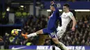 Pemain Chelsea, Eden Hazard menjangkau bola saat duel dengan pemain Crystal Palace, Martin Kelly pada lanjutan Premier League di Stamford Bridge stadium, London, (10/3/2018). Chelsea menang 2-1. (AP/Matt Dunham)
