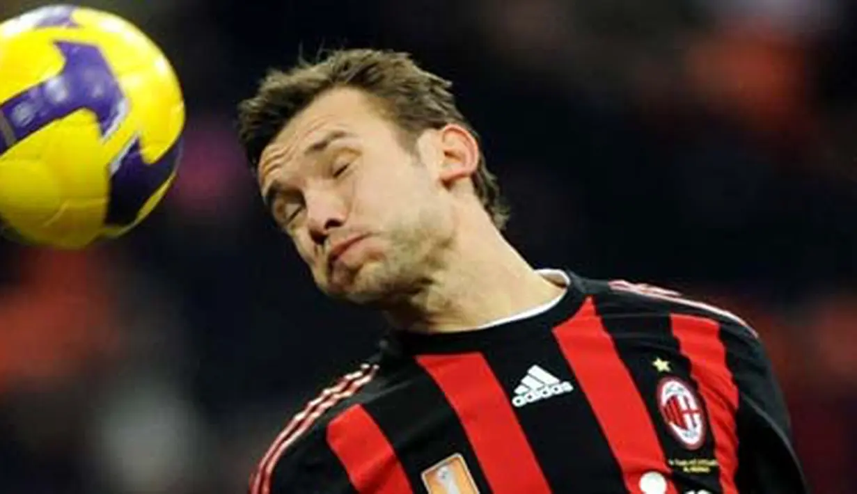 Aksi sundulan kepala striker AC Milan asal Ukraina, Andriy Shevchenko, di laga lawan Catania yang berlangsung di San Siro Stadium, Milan, 7 Desember 2008. AFP PHOTO / GIUSEPPE CACACE 