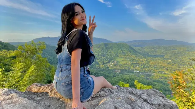 6 Momen Seru Liburan Penyanyi Dangdut Arlida Putri, Dari Pantai Hingga Naik Gunung