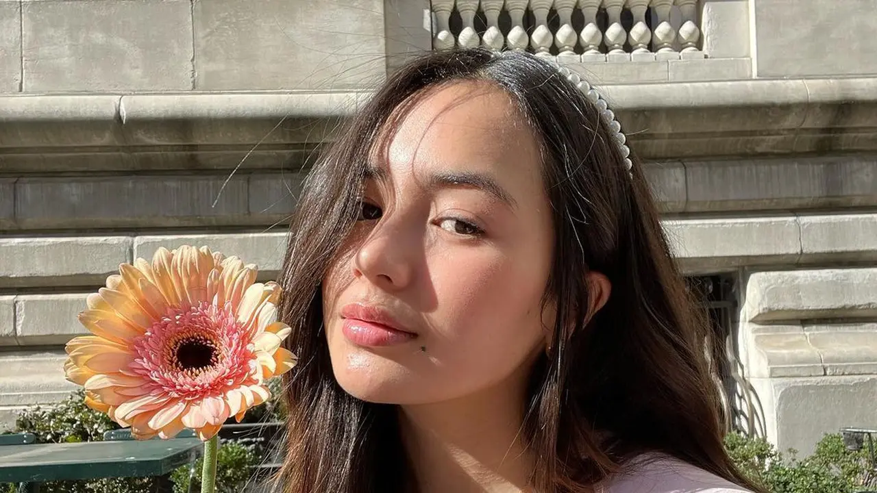 Gaya Manis Beby Tsabina Setelah New York Fashion Week dengan Outfit Bernuansa Black Pink