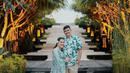 Sementara sang suami tampil serasi dengan anak bungsunya, Panembahan Al Nahyan Nasution mengenakan kemeja floral warna biru dan celana pendek. (Instagram/garyevan).