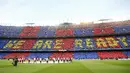 Suporter Barcelona menyiapkan atraksi di  Nou Camp jelang laga semifinal melawan Bayern Muenchen. (Reuters/Kai Pfaffenbach)