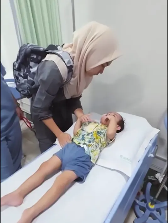 "Ya Tuhan Allah sembuhkanlah anakku Don. Semoga bisa kembali sehat dan ceria. Aminn. Aku mohon bantu doanya ya teman-teman untuk kesembuhan Don," tulis Jessica Iskandar. [Instagram/inijedar]