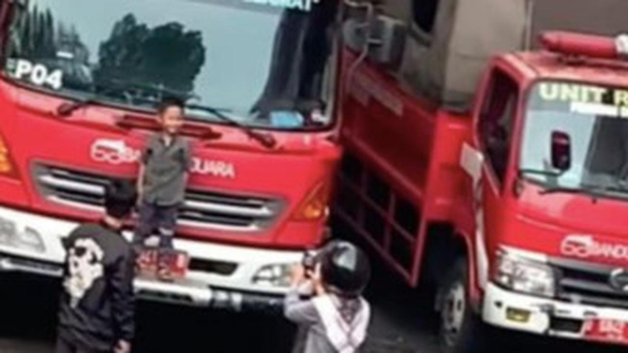 Curi-curi Foto dengan Mobil Damkar, Bocil dan Keluarganya Diizinkan Masuk Petugas, Endingnya Bikin Haru