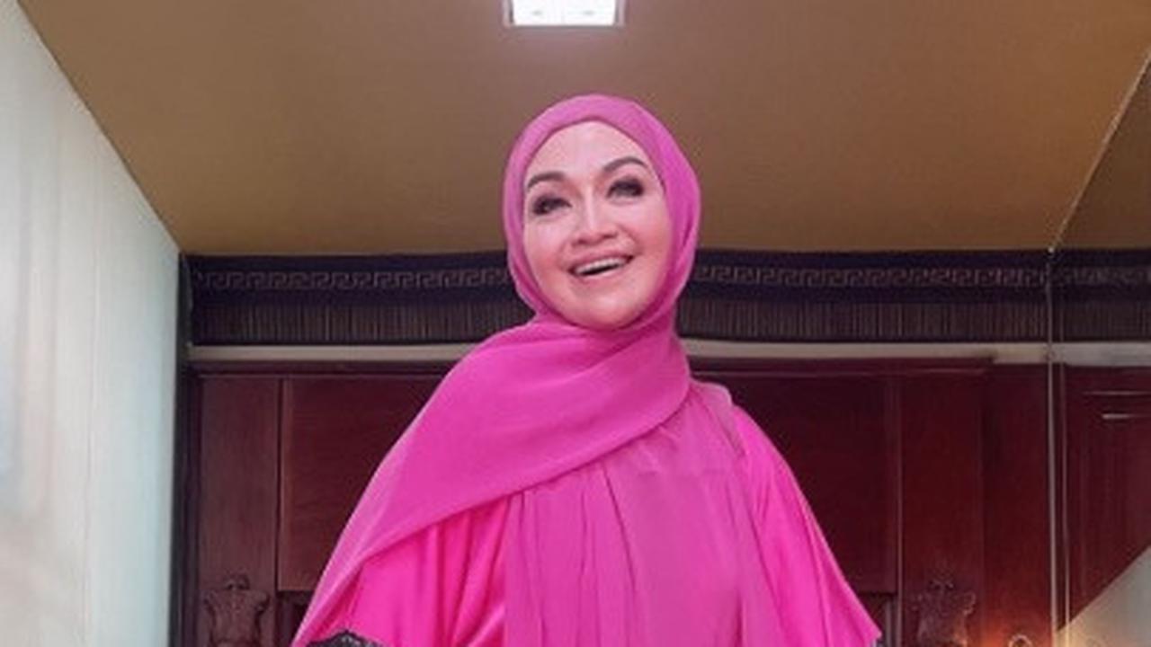 Jika lebih ingin berani, gamis berwarna pink pop seperti Lulu juga bisa jadi solusi. Padukan warna cerah satu ini dengan tas jinjing berwarna kalem agar penampilan tak terlalu terkesan heboh dan berlebihan.