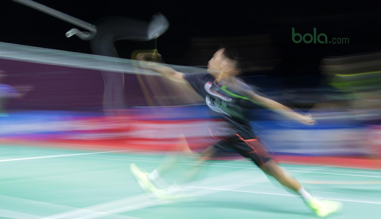 Hafiz Faizal mencoba mengembalikan kok ke arah Tontowi Ahmad/Liliyana Natsir pada semifinal Indonesia Open 2018 di Istora Senayan, Jakarta, (7/6/2018). Tontowi/Liliyana menang 21-18, 21-8. (Bola.com/Nick Hanoatubun)
