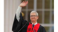 CEO Apple Tim Cook saat berpidato di depan ribuan lulusan kampus MIT (Sumber: Reuters)