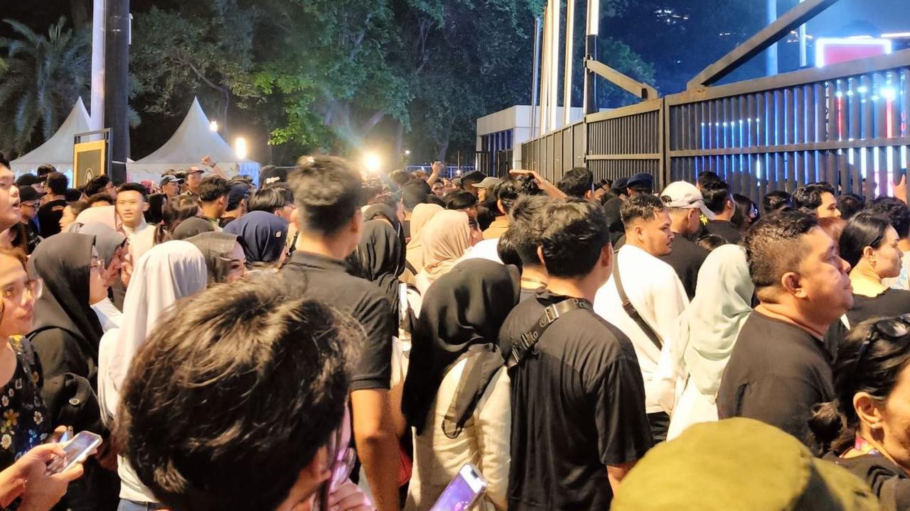 Konser Coldplay di GBK sempat Rusuh, Penonton Terobos Gerbang Ticketing
