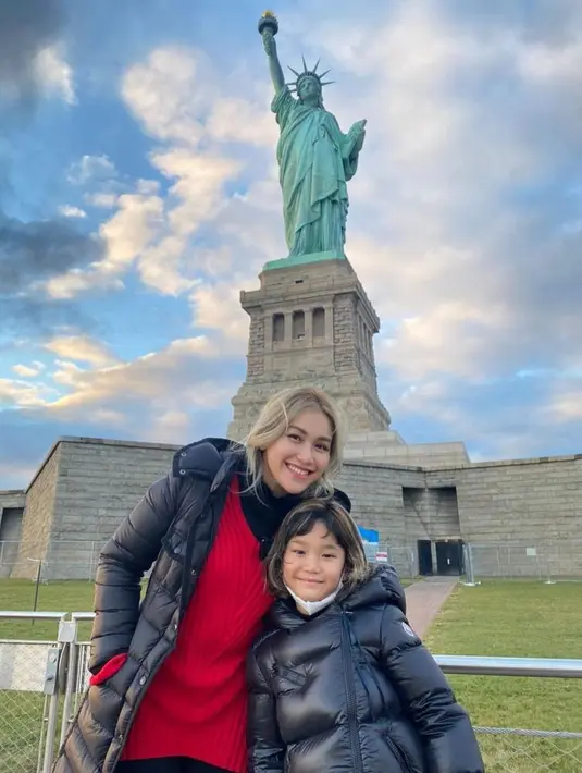 Nah, itu dia gaya modis Ayu Ting Ting saat liburan ke luar negeri (Instagram/ayutingting92).