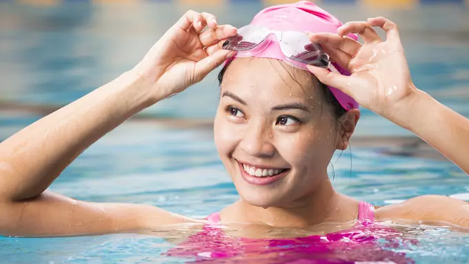 Perawatan Kulit Saat Berenang: Kiat Tepat Pancarkan Kulit Sehat Bebas Kusam