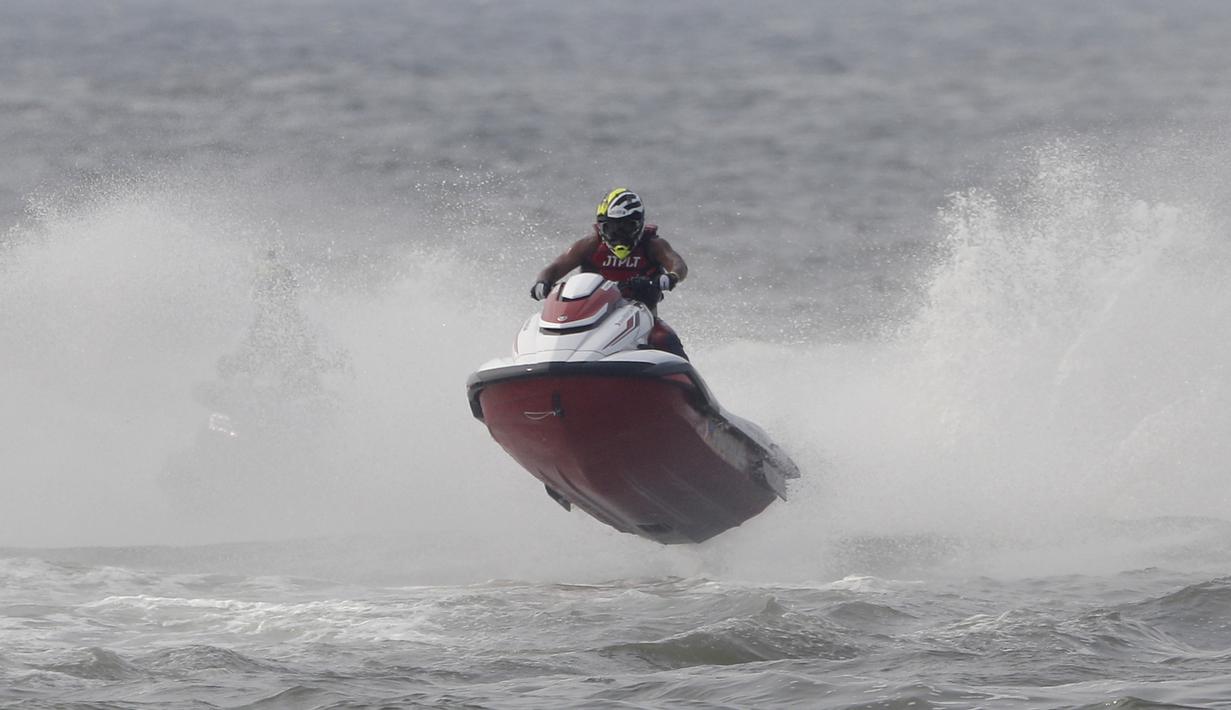 Atlet jetski Filipina, Pacifico Elnar, memacu kecepatan pada nomor Pro F1 Open Jetracer Wolrd Championship di Jetski Academi Ancol, Jakarta, Jumat (29/3).  Jetracer Wolrd Championship akan berlangsung hingga Minggu (31/3). (Bola.com/Vitalis Yogi Trisna)