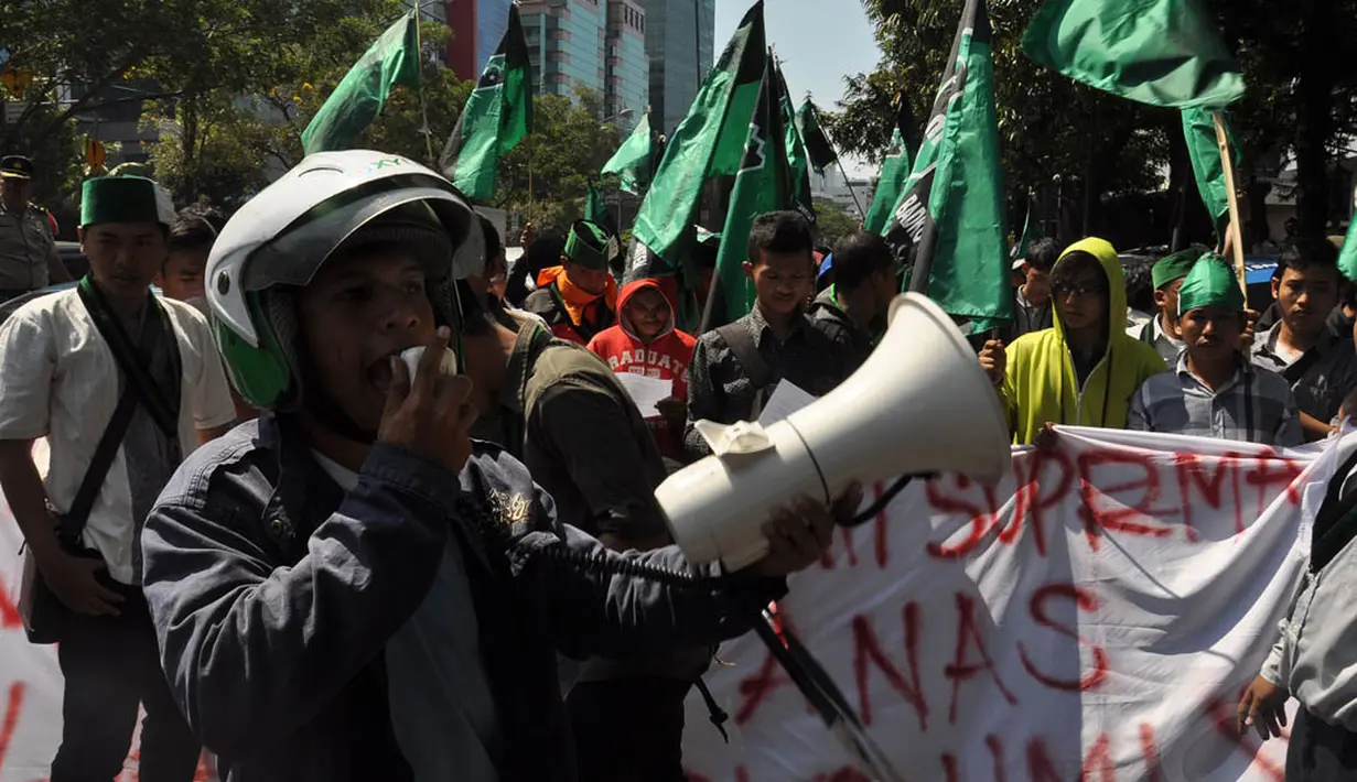 Aktivis HMI meluapkan kekecewaan dan menganggap putusan hakim terhadap Anas Urbaningrum tidak adil, Jakarta, (24/9/14). (Liputan6.com/Miftahul Hayat)