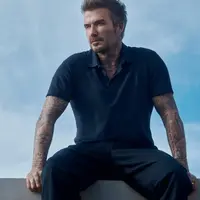 David Beckham kembali membuktikan pesonanya sebagai ikon gaya dalam kampanye terbaru BECKHAM x BOSS untuk koleksi Musim Semi/Musim Panas 2025. [Dok/BOSS].