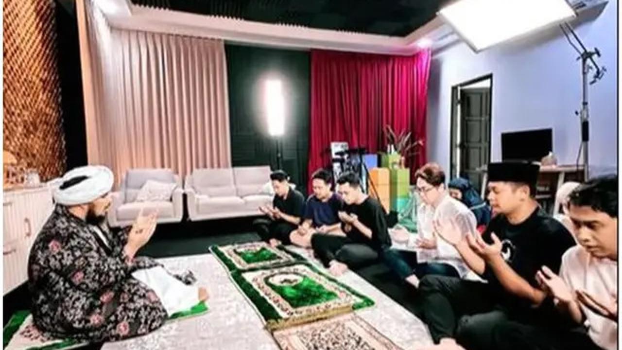6 Potret Detik-detik Richard Lee Mualaf, Disaksikan Ustaz Derry dan Felix Siauw