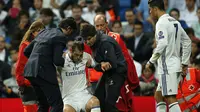 Gareth Bale tampak meringis kesakitan menahan cedera ((AP Photo/Paul White)