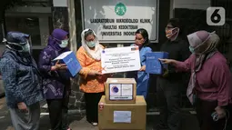 PT Bank DBS Indonesia memberikan donasi dua mesin PCR dan 3.000 perangkat tes Covid-19 kepada Departemen Mikrobiologi Fakultas Kedokteran UI, di Jakarta Senin (10/8/2020). Donasi ini merupakan bagian dari DBS Stronger Together Fund senilai 26,2 miliar Rupiah. (Liputan6.com)