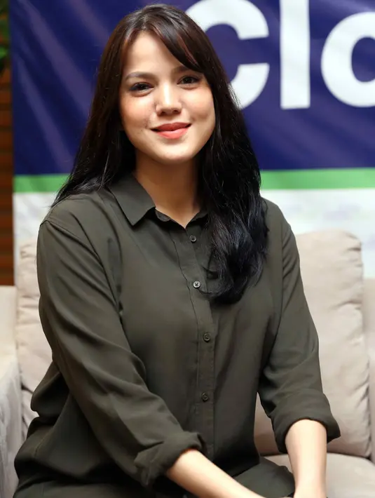 "Iya cepet, udah turun 10 kg. Setelah lahir turun 6 kg, padahal makannya juga nggak diet. Cuma emang berubah diet ibu hamil dan diet menyusui," ucap Alice Norin. (Nurwahyunan/Bintang.com)