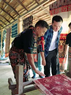 Bakti BCA bersama Nicholas Saputra dampingi penenun Sumba Timur hadirkan wastra warna alam terinspirasi Tanah Marapu.