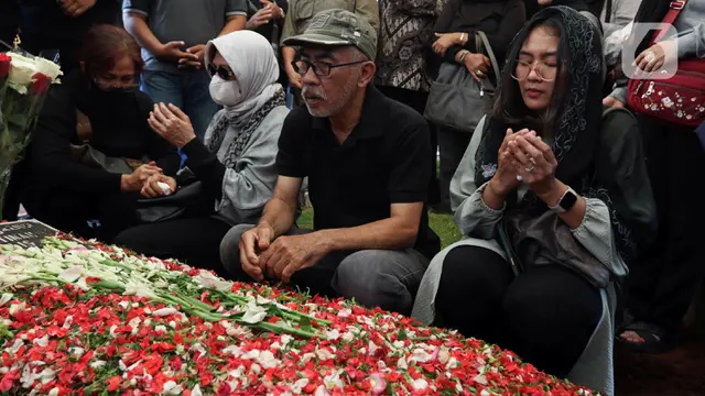 Prosesi Pemakaman Mak Nyak Si Doel Diwarnai Isak Tangis
