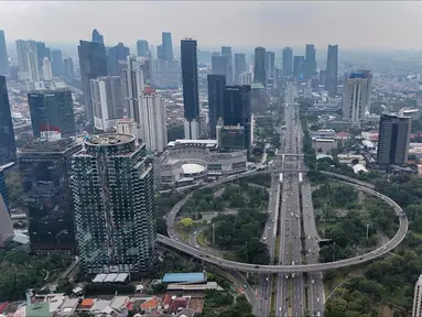 Foto udara memperlihatkan kondisi arus lalu lintas di kawasan Semanggi, Jakarta, Kamis (3/4/2025). (merdeka.com/Arie Basuki)