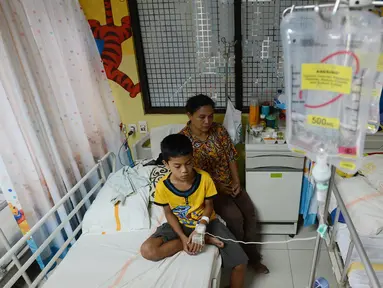 Seorang anak penderita demam berdarah (DBD) menjalani perawatan di Rumah Sakit Umum Daerah (RSUD) Pasar Rebo, Jakarta, Jumat (1/2). Saat ini RSUD Pasar Rebo merawat sebanyak 27 pasien demam berdarah terdiri anak anak dan dewasa. (Merdeka.com/Imam Buhori)