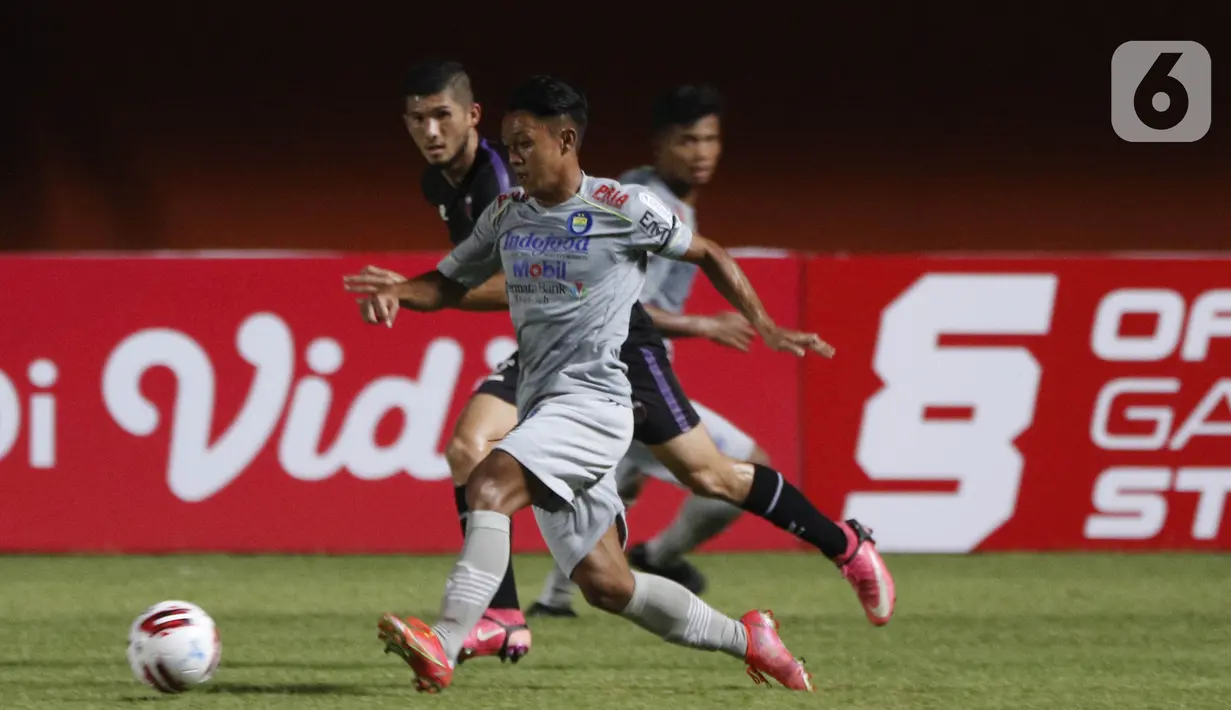 Pemain Persib Bandung, Beckham Putra Nugraha (tengah) berusaha melewati pemain Persita Tangerang, dalam pertandingan babak penyisihan Grup D Piala Menpora 2021 di Stadion Maguwoharjo, Sleman, Senin (29/3/2021). Persib menang 3-1. (Bola.com/Ikhwan Yanuar)