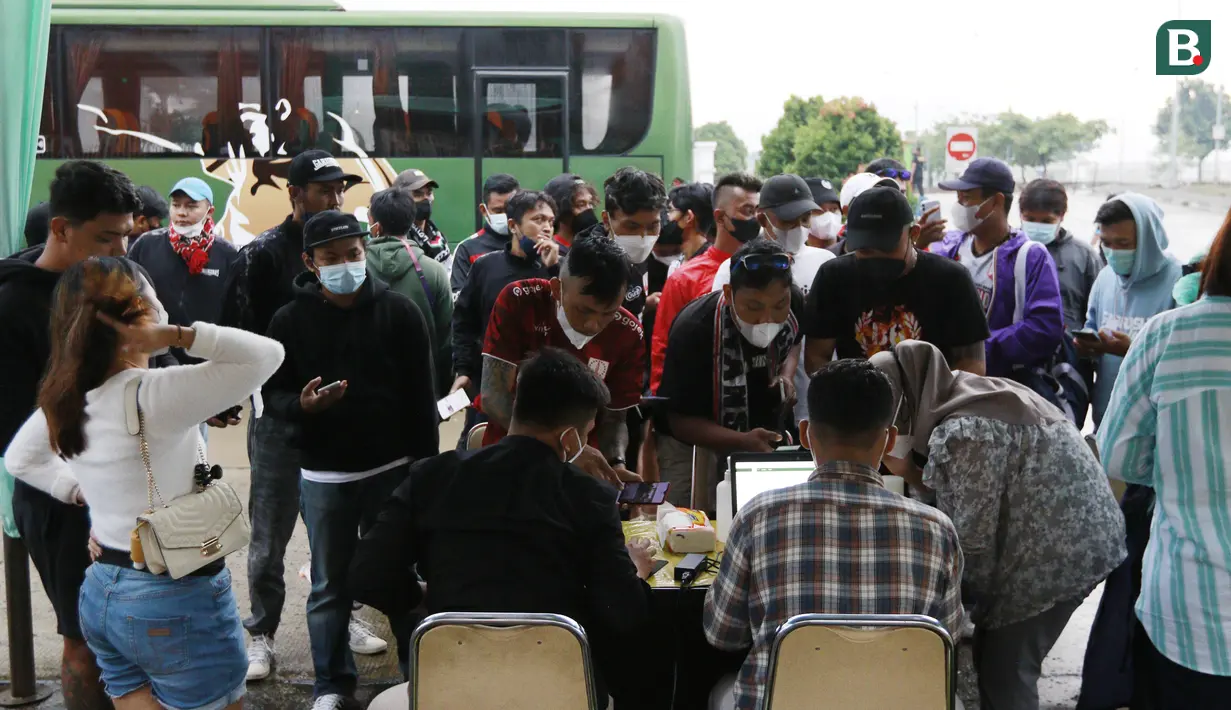 Suporter Persis Solo antre untuk melakukan tes antigen jelang laga melawan Rans Cilegon FC pada laga babak 8 besar Grup X Liga 2 di Stadion Pakansari, Bogor, Rabu (15/12/2021). (Bola.com/M Iqbal Ichsan)