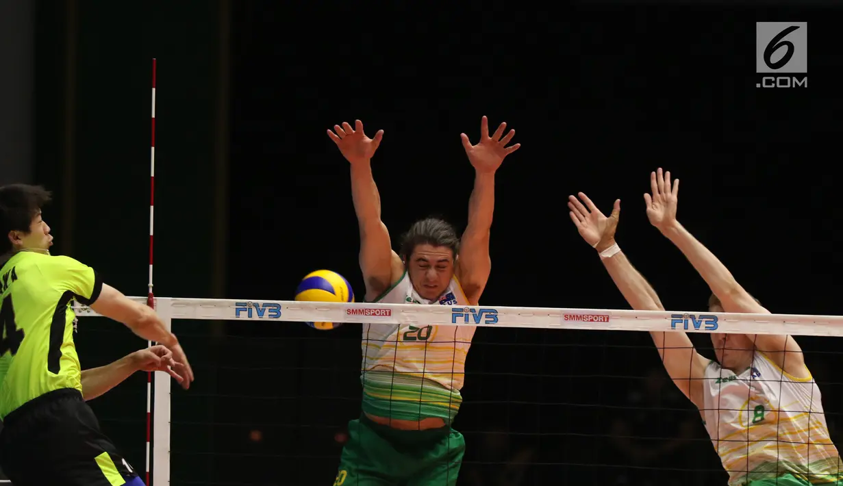 Pemain Timnas voli putra Jepang, Yuki Ishikawa melakukan smes saat berhadapan dengan Australia di Babak 8 besar grup E Kejuaraan Voli Asia 2017 di GOR Tri Dharma, Gresik, Minggu (30/7). Jepang unggul 3-0. (Liputan6.com/Helmi Fithriansyah)