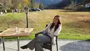 Seperti potret ini, berpose dengan latar belakang taman dan pegunungan Swiss yang Indah, Wulan Guritno tampil stylish dengan white long sleeve top, dengan grey loose pants dan suede shoes. @wulanguritno.