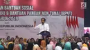 Presiden Joko Widodo memberi sambutan saat menyalurkan bantuan sosial PKH dan BPNT tahun 2019 di Bogor, Jumat (22/2). Pemerintah memberikan PKH 133.312 keluarga dan BPNT 189.990 keluarga Rp185,5 miliar untuk penerima di Bogor. (Liputan6.com/Angga Yuniar)