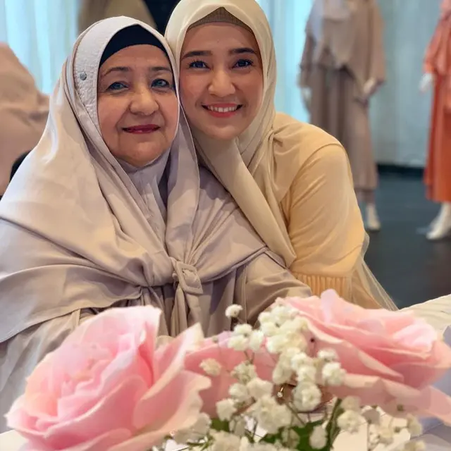 6 Potret Kebersamaan Dhini Aminarti dan Ibunda, Penuh Kehangatan