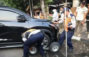 Razia Parkir Liar di Senopati, Mobil Diderek hingga Dicabut Pentil