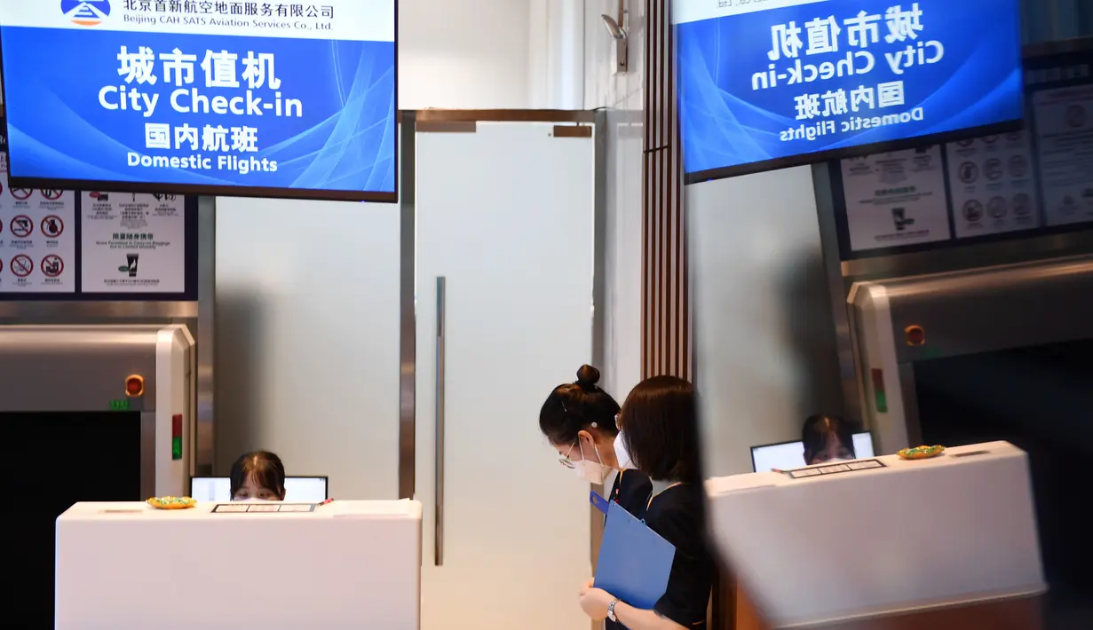 Sejumlah staf bekerja di sebuah konter check-in di Terminal Kota Gu'an Bandara Internasional Daxing Beijing di Wilayah Gu'an, Provinsi Hebei, China, 16 September 2020. Gu'an di Provinsi Hebei terletak berdekatan dengan bandara tersebut. (Xinhua/Zhang Chenlin)