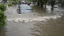 Sistem lalu lintas terganggu akibat penumpukan air hujan di jalan-jalan utama kota. (AP Photo/K.M. Chaudary)