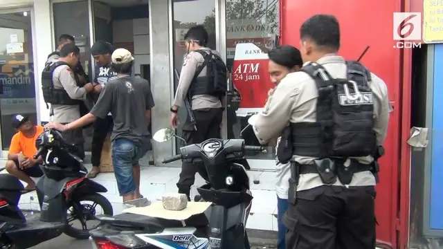 Polres Metro Jakarta Timur menangkap sejumlah preman di Jalan Raya Bekasi. warga mengeluh karena kerap menjadi korban pemerasan para preman. Polres juga menyita minuman keras dari para preman