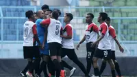 Pemain Persewangi menyerbu wasit saat pertandingan melawan PSBK di Stadion Kanjuruhan, Malang, Selasa (10/10/2017). (Bola.com/Iwan Setiawan)