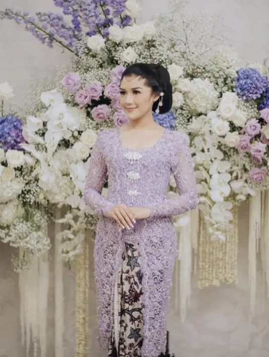Jelang pernikahannya dengan Kaesang, Erina memiliki gaya sederhana. Kali ini kebayanya dihiasi dengan perhiasan silver yang bergaya etnik.  [Foto: Instagram/ Erina Gudono]
