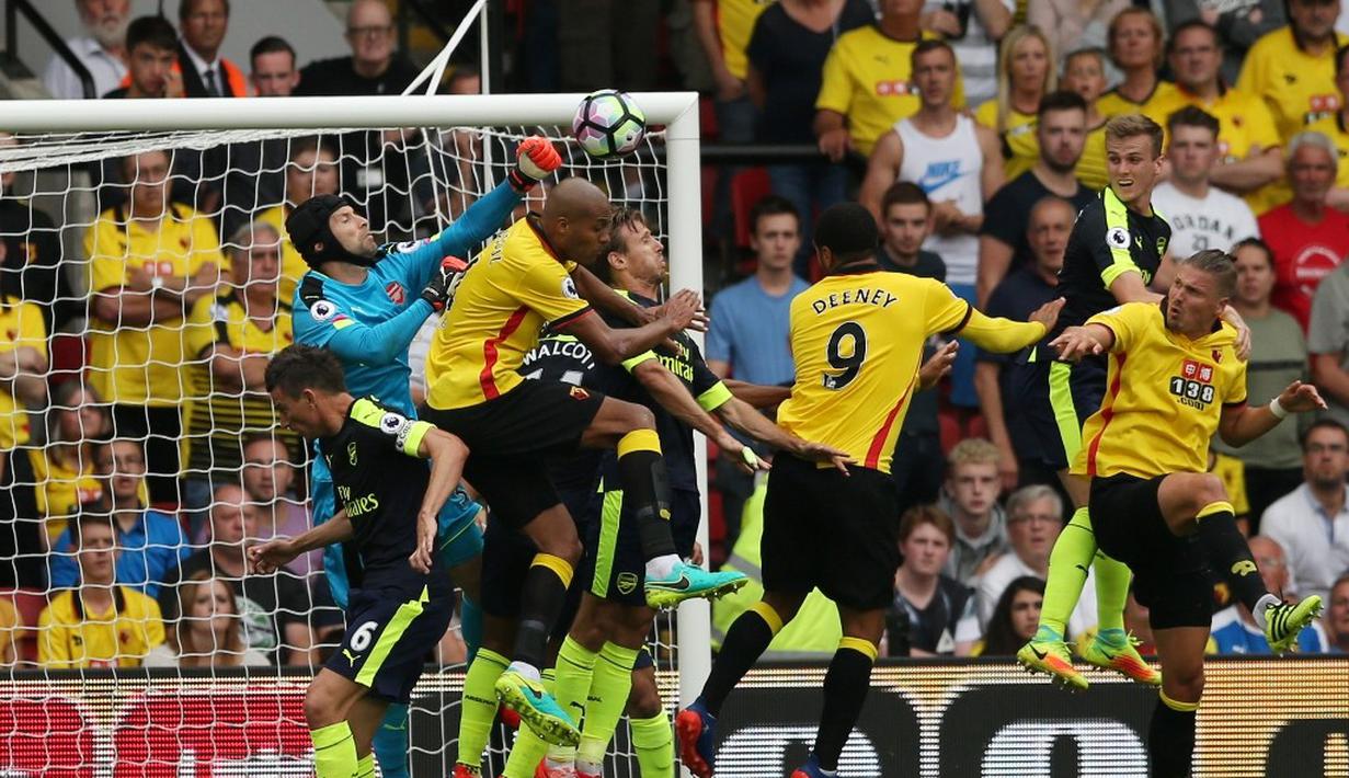 Kiper Arsenal, Petr Cech, berusaha menghalau bola serangan pemain Watford pada laga Premier League 2016-17 di Vicarage Road, Sabtu (27/8/2016). (Action Images via Reuters/Andrew Boyers)