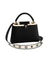Tas Capucines BB dari Louis Vuitton ini terbuat dari kulit Taurillon dan dikustomisasi dengan shearling. Tali kulit yang lebar, dihiasi dengan Bunga Monogram.Pegangan atas dalam kulit gulung yang serasi memungkinkan tangan dan siku dibawa. (Louis Vuitton)