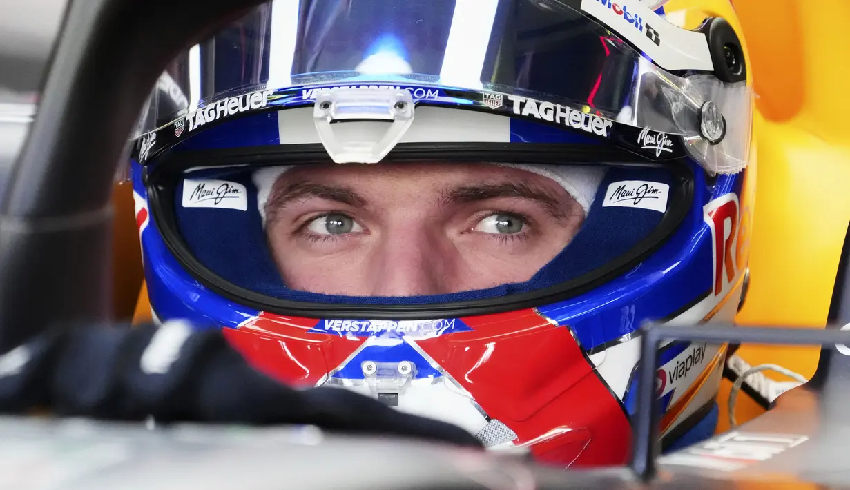 Pembalap Red Bull, Max Verstappen bersiap dalam sesi latihan bebas Formula 1 GP Australia 2025 di Sirkuit Albert Park, Melbourne, Australia pada Sabtu (15/03/2025). (AP Photo/Scott Barbour)