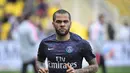 2. Dani Alves - Alves alami pengalaman buruk sejak membeli rumah di Paris. Rumah pemain bek sayap kanan tersebut dibobol maling dan kehilangan uang yang tidak sedikit, barang berharga milik Alves pun raib dirampas. (AFP/Loic Venance)