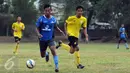 Penyerang PBR, Yongki Aribowo (kedua kiri) menggiring bola saat uji coba dengan Villa 2000 di Lapangan ISCI, Ciputat, Tangerang, Kamis (5/11/2015). Laga ini persiapan PBR menghadapi turnamen Piala Jenderal Sudirman. (Liputan6.com/Helmi Fithriansyah) 