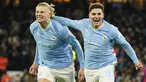 Penyerang Manchester City Julian Alvarez berselebrasi dengan Erling Haaland setelah mencetak gol ketiga timnya ke gawang RB Leipzig pada matchday 5 Grup G Liga Champions digelar di Etihad Stadium, Rabu (29/11) dini hari WIB. (AP Photo/Dave Thompson)