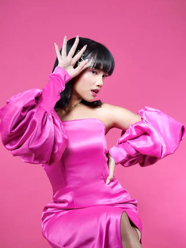 Pemotretan Fuji memakai dress shocking pink (Foto: Instagram fuji_an)