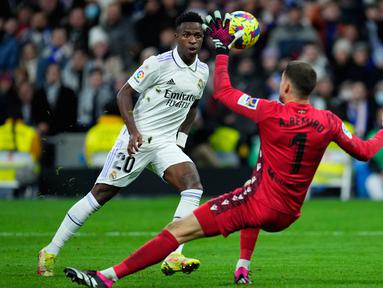Kiper Real Sociedad Alex Remiro (kanan) memblokir bola tendangan pemain Real Madrid Vinicius Junior pada pertandingan sepak bola Liga Spanyol di Stadion Santiago Bernabeu, Madrid, 29 Januari 2023. Pertandingan berakhir imbang 0-0. (AP Photo/Manu Fernandez)