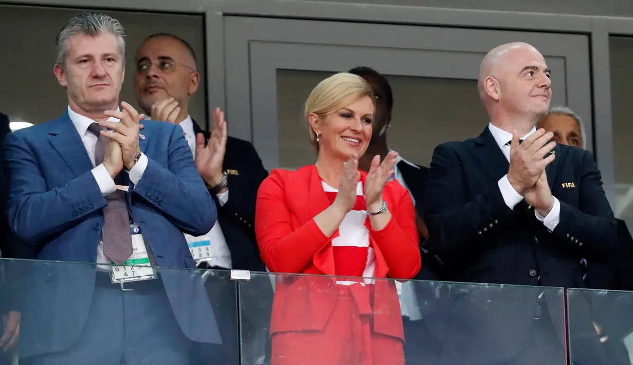 Presiden Kroasia, Kolinda Grabar-Kitarovic menyaksikan perempat final Piala Dunia 2018 antara negaranya melawan Rusia di Fisht Stadium, Sabtu (7/7). Kolinda tak hentinya memberikan dukungan semangat bagi Luca Modric dan kawan-kawan. (AP/Rebecca Blackwell)